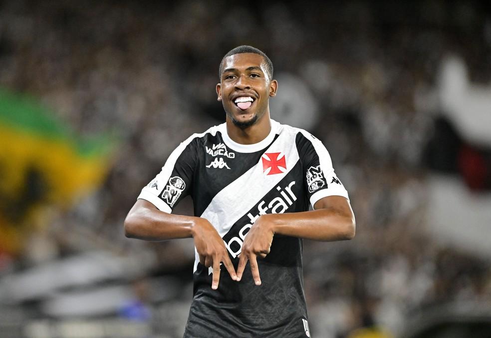 Rayan e Coutinho comemorando gol