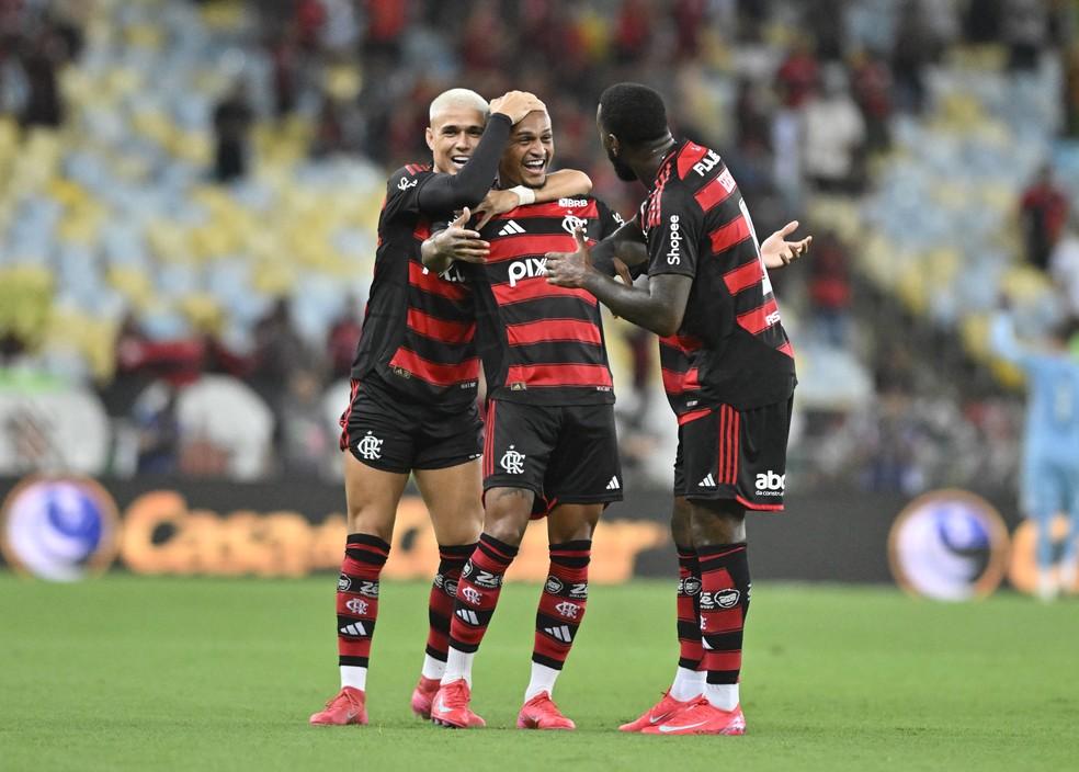 Wesley comemora com companheiros de Flamengo gol contra o Fluminense