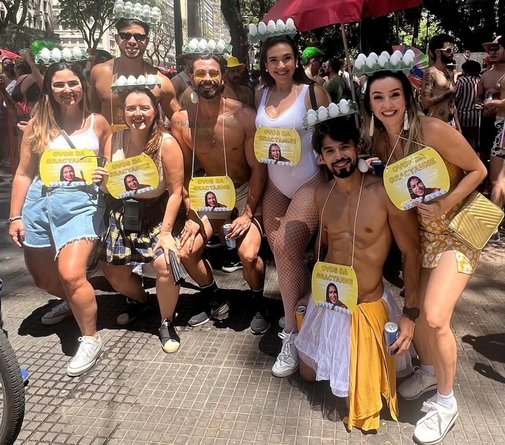 Foliões do Tarado Ni Você homenageiam Gracyanne Barbosa com caixas de ovos