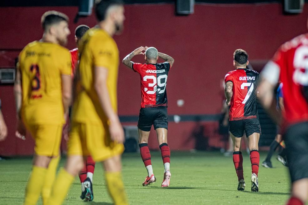 Janderson comemora gol marcado em Vitória x Sport