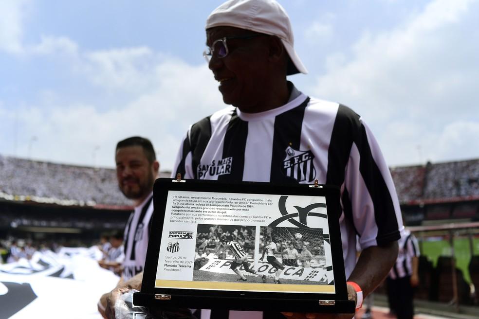 Serginho Chulapa recebe placa em homenagem ao título paulista de 1984
