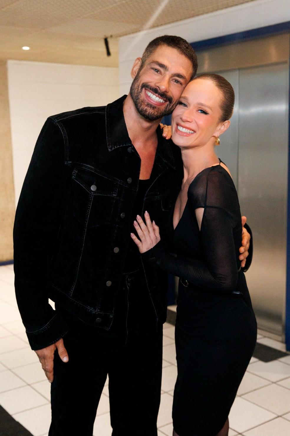 Cauã Reymond e Mariana Ximenes nos bastidores do programa.