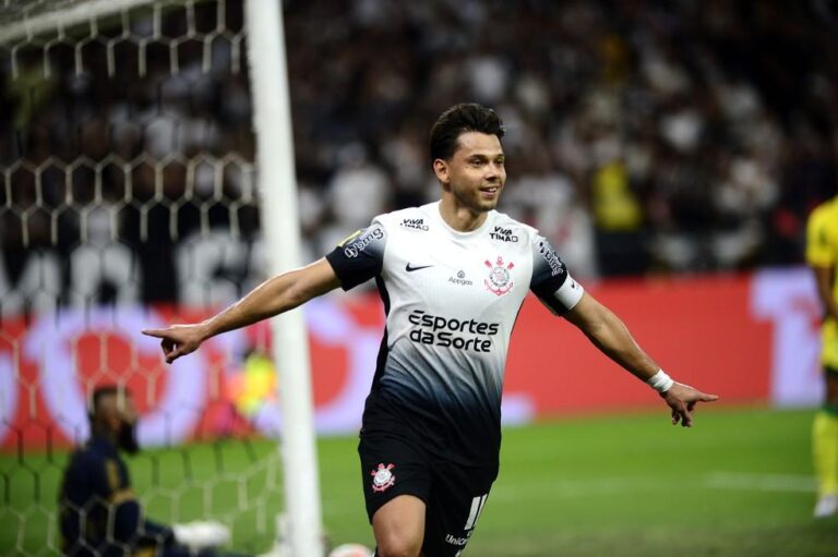 Romero Ultrapassa Jô e se Torna o Maior Artilheiro do Corinthians no Século