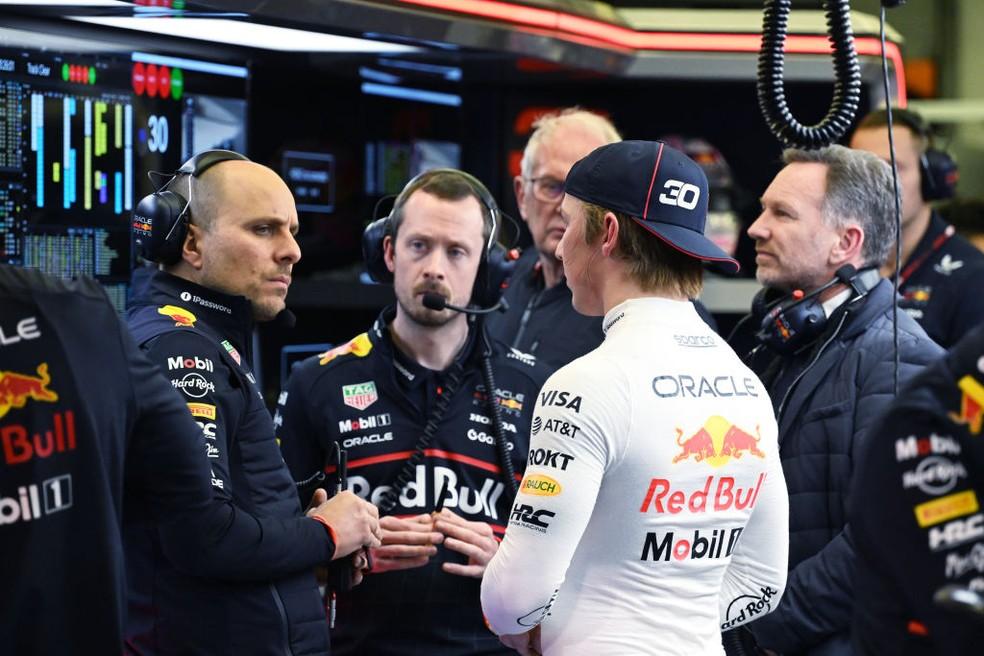 Liam Lawson na garagem da RBR na pré-temporada da F1 2025