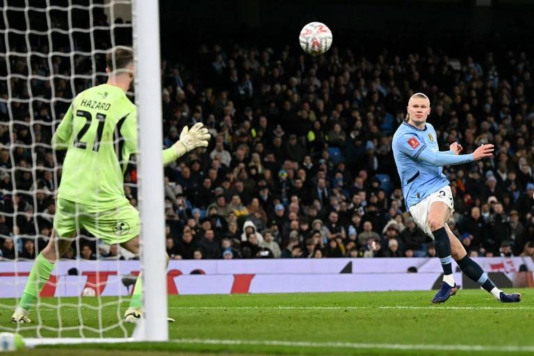 Erling Haaland chutando uma bola