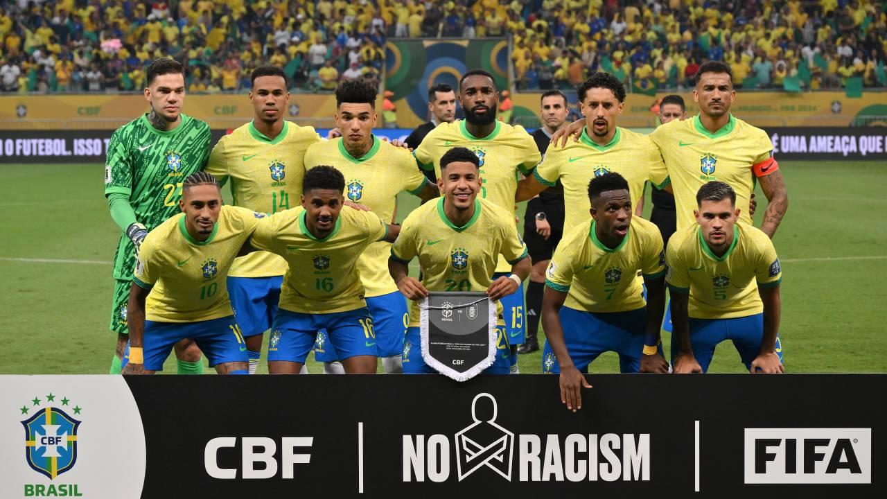 Seleção Brasileira posa para foto antes de jogo nas eliminatórias