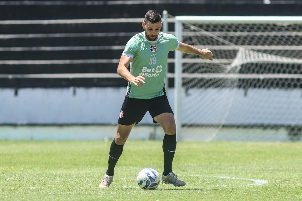 William Alves, zagueiro do Santa Cruz