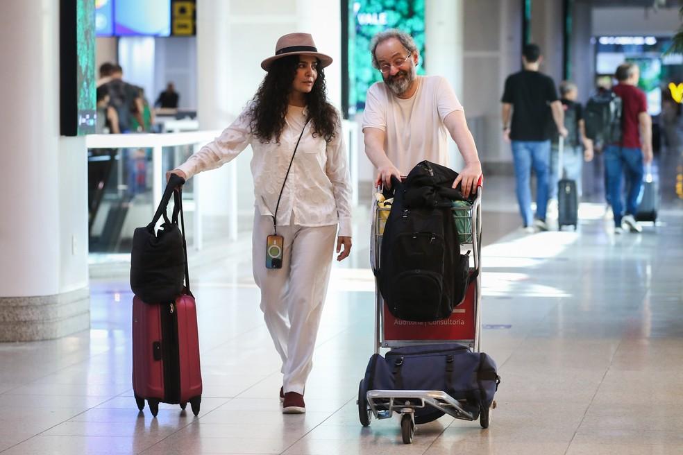 Letícia Sabatella e Daniel Dantas no aeroporto