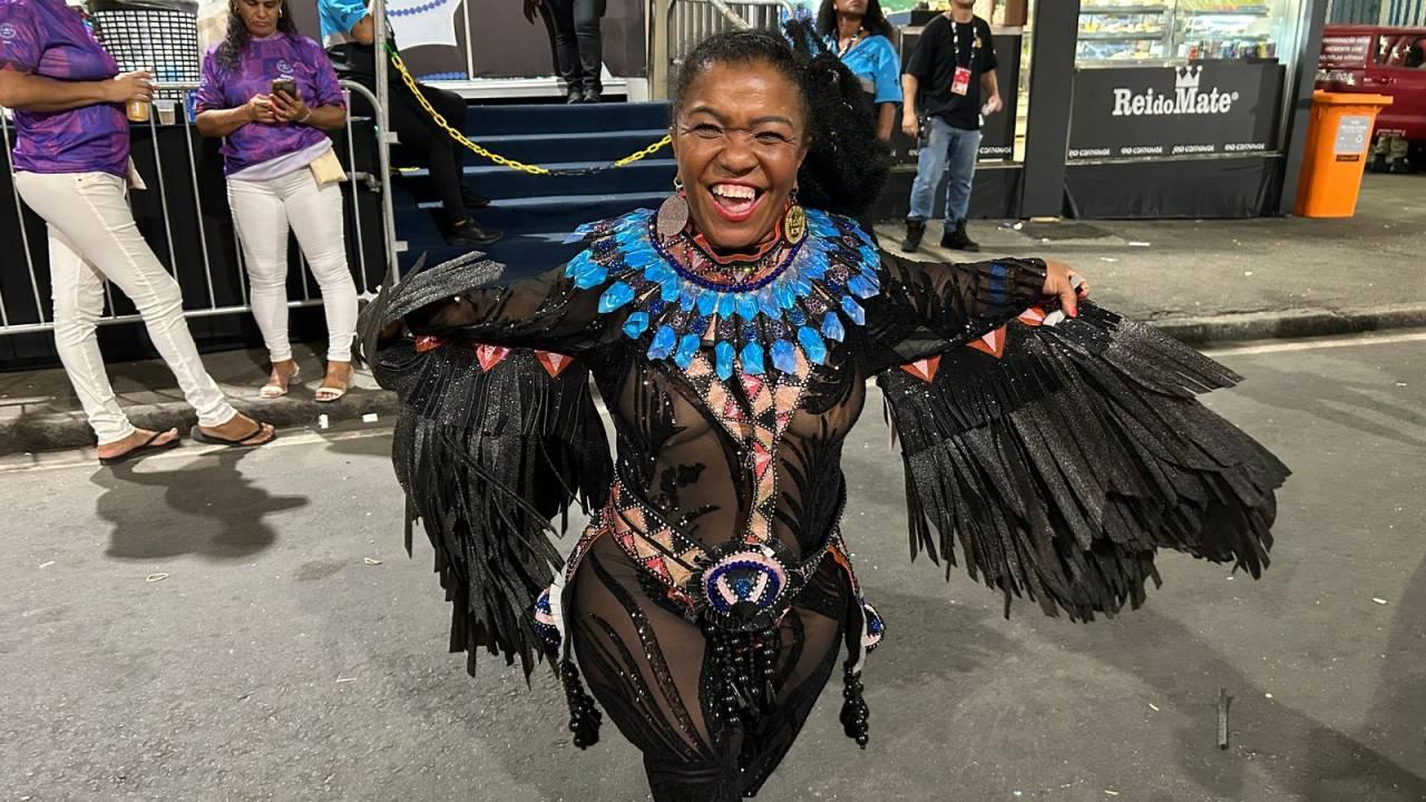 Viviane de Assis desfila pela Viradouro