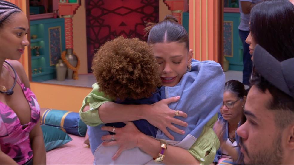 Camilla abraça Vitória Strada e deixa recado: 'Não deixem ela [Thamiris] sozinha, só isso que eu peço'