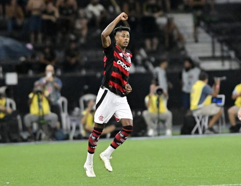 Bruno Henrique se destaca e se torna o maior artilheiro do Flamengo em clássicos no século 21