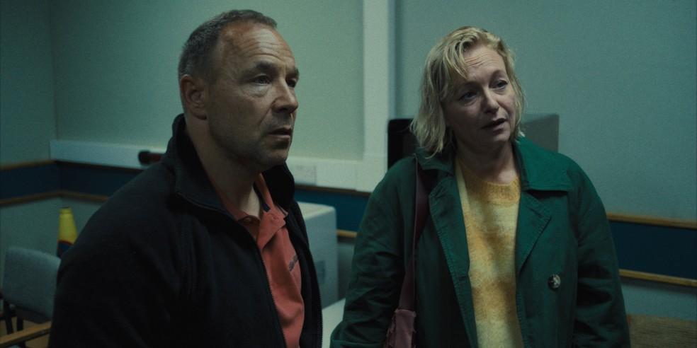 Stephen Graham e Christine Tremarco na série Adolescência