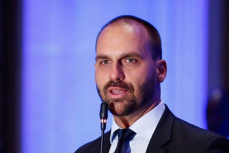Eduardo Bolsonaro se Licencia do Mandato e Critica o Brasil após Decisão do STF