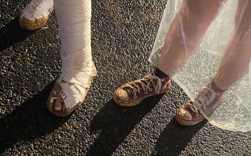 Usando bota ortopédica, Isabel Perdomo, de 16 anos, teve que andar com o pé enlamaçado no Lollapalooza