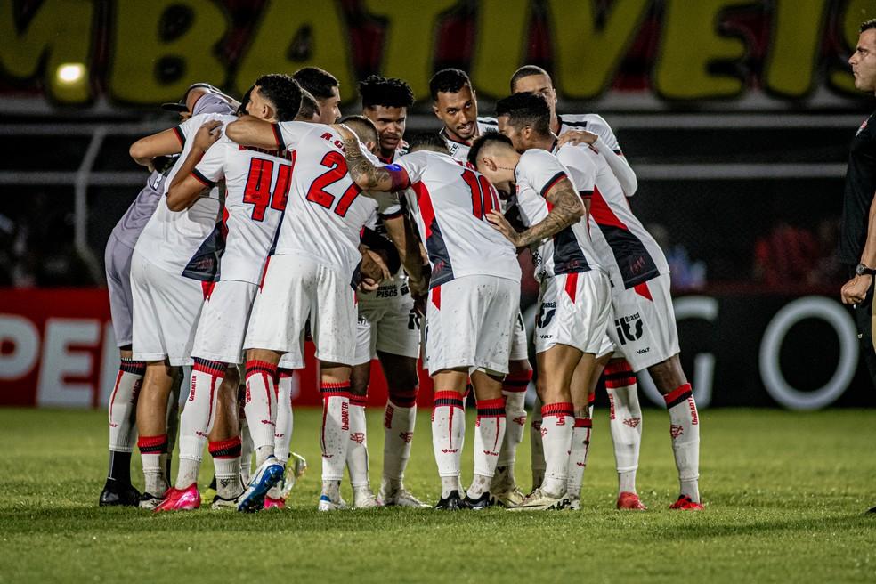 Jogadores do Vitória reunidos em jogo contra o Atlético de Alagoinhas