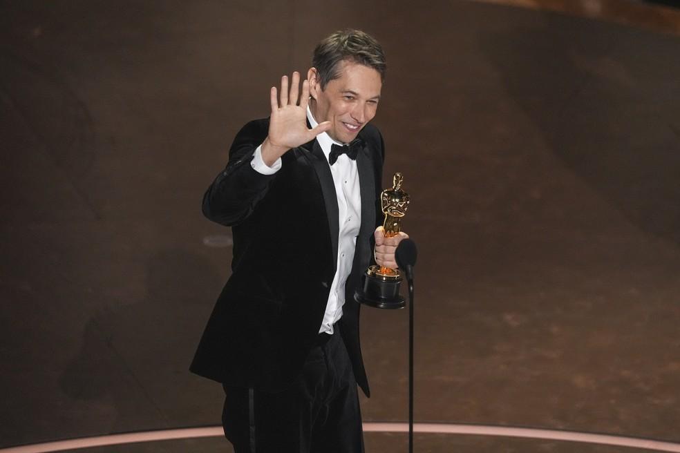 Sean Baker recebe o Oscar de melhor filme, por 'Anora'