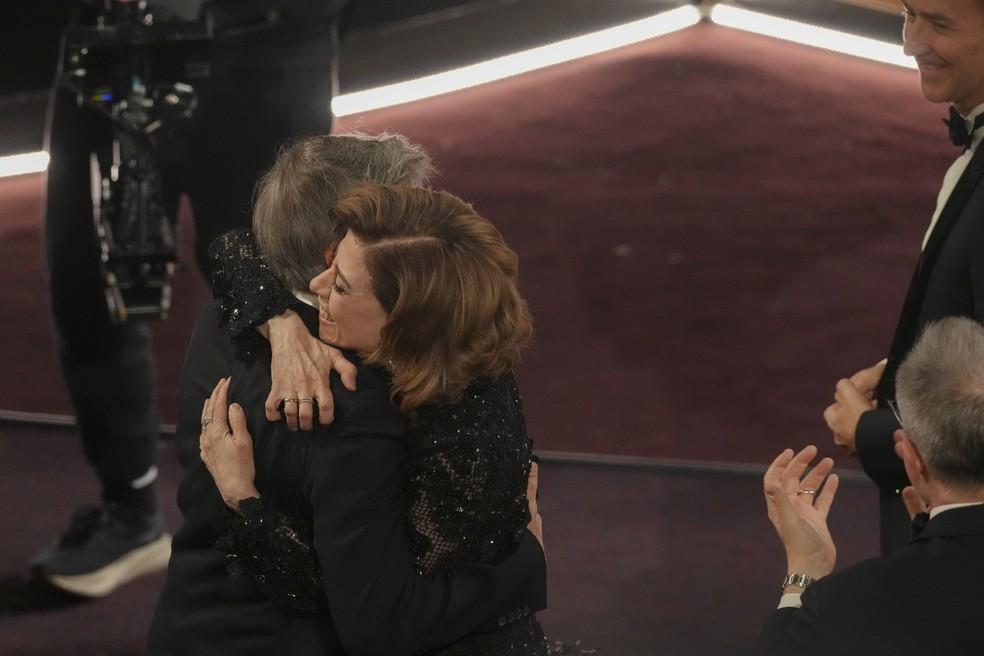 Walter Salles e Fernanda Torres se abraçam no Oscar