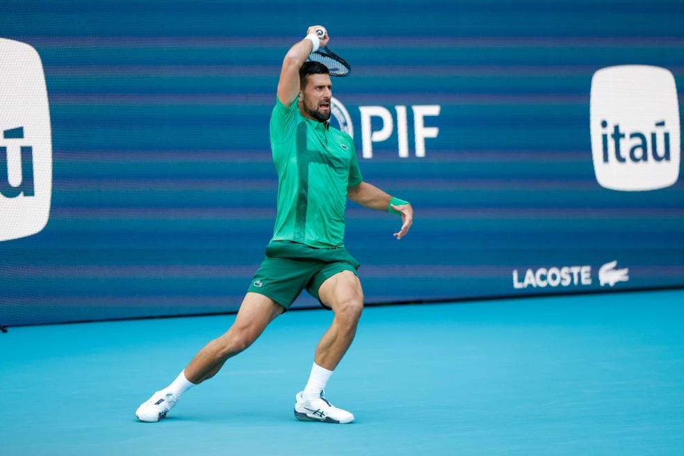 Djokovic em ação pela 2ª rodada do Miami Open — Foto: Chris Arjoon/Icon Sportswire via Getty Images