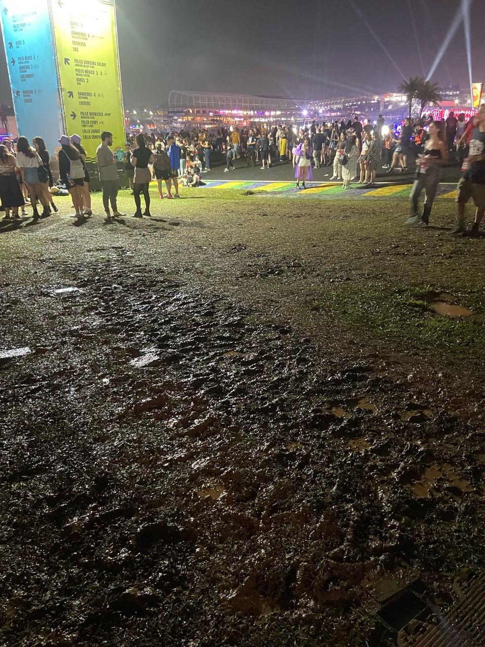 Após a chuva, Lollapalooza 2025 enche de lama e fãs escorregam no trajeto entre palcos