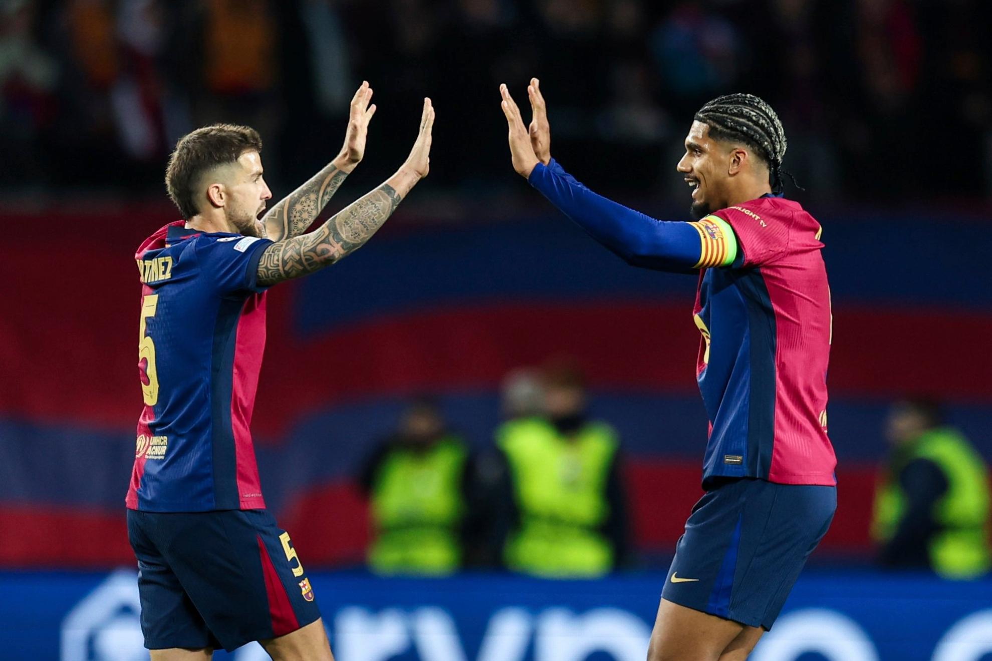 Íñigo Martínez e Araujo celebram um gol com o Barcelona.
