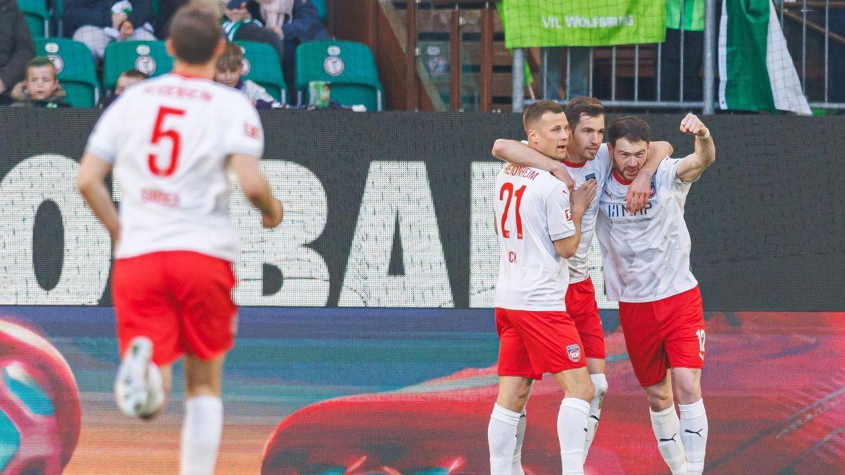 Marvin Pieringer celebra seu gol pelo Heidenheim contra o Wolfsburg.