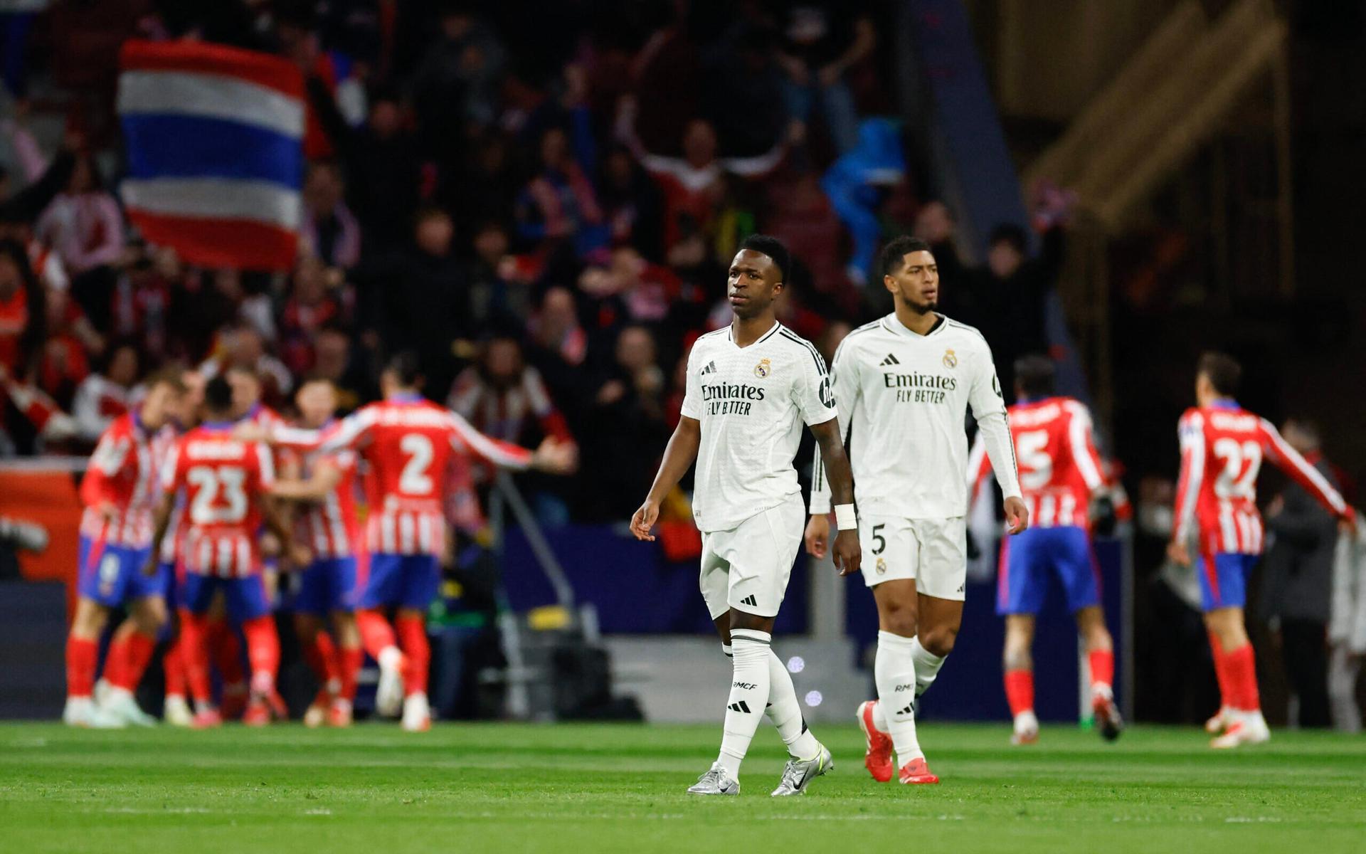 Vini Jr isolando cobrança de pênalti no jogo contra o Atlético de Madrid