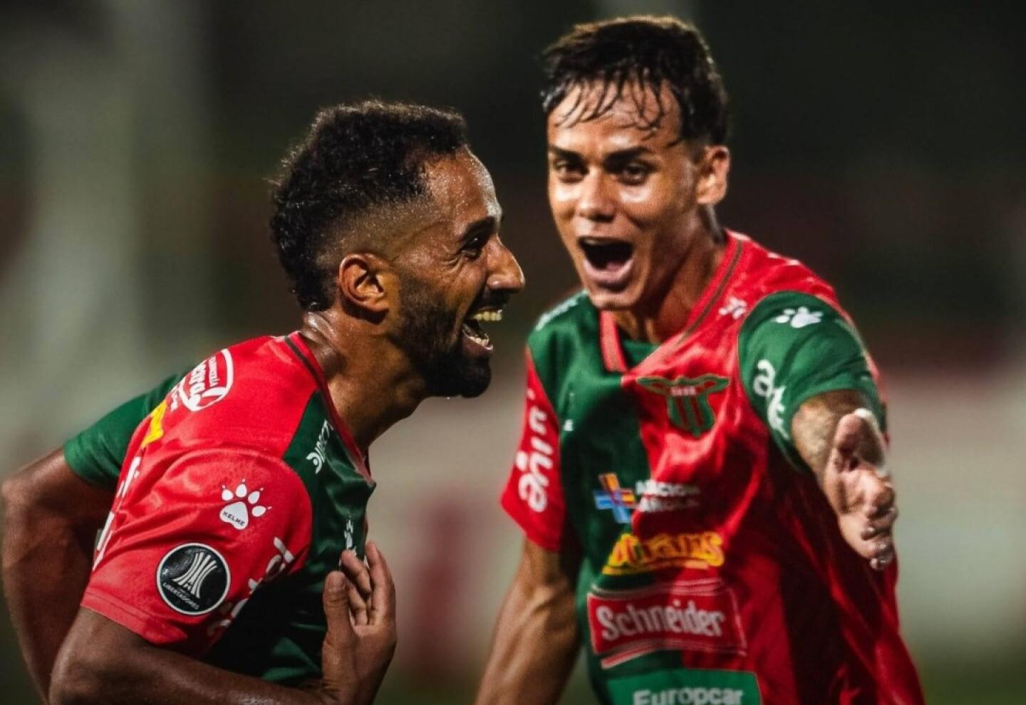 Jogadores comemorando gol do Boston River