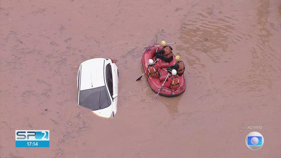 Bombeiros procuram por vítima em carro submerso em Avenida dos Estados, em Santo André