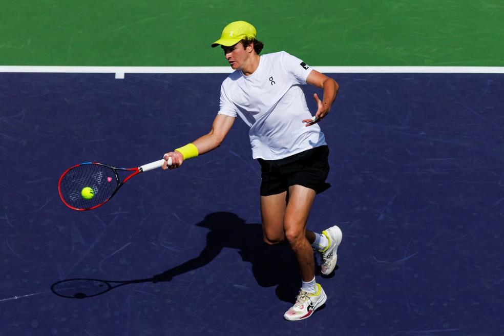 João Fonseca em ação em Indian Wells — Foto: Frey/TPN/Getty Images