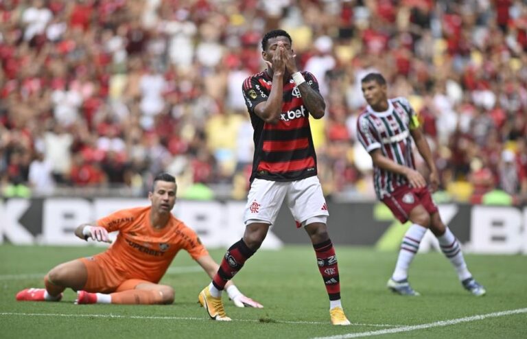 Flamengo é Bicampeão Carioca Após Empate com o Fluminense