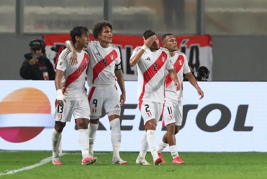 Jogadores do Peru comemoram gol contra a Bolivia
