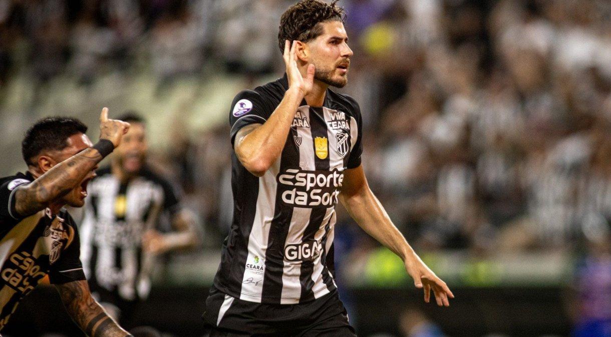 Pedro Raul comemora seu gol no empate entre Ceará e Fortaleza.