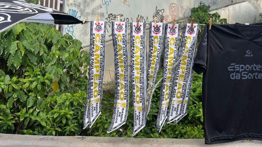 Faixas de Corinthians campeão são vendidas na Neo Química Arena antes da final.