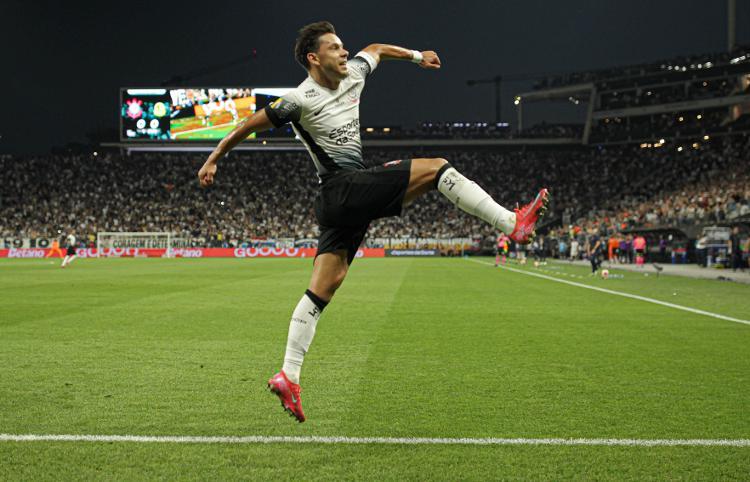 Romero comemorando após marcar pelo Corinthians contra o Mirassol
