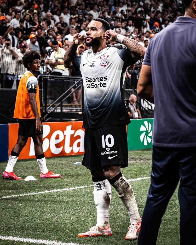 Memphis Depay comemorando após marcar pelo Corinthians contra o Mirassol