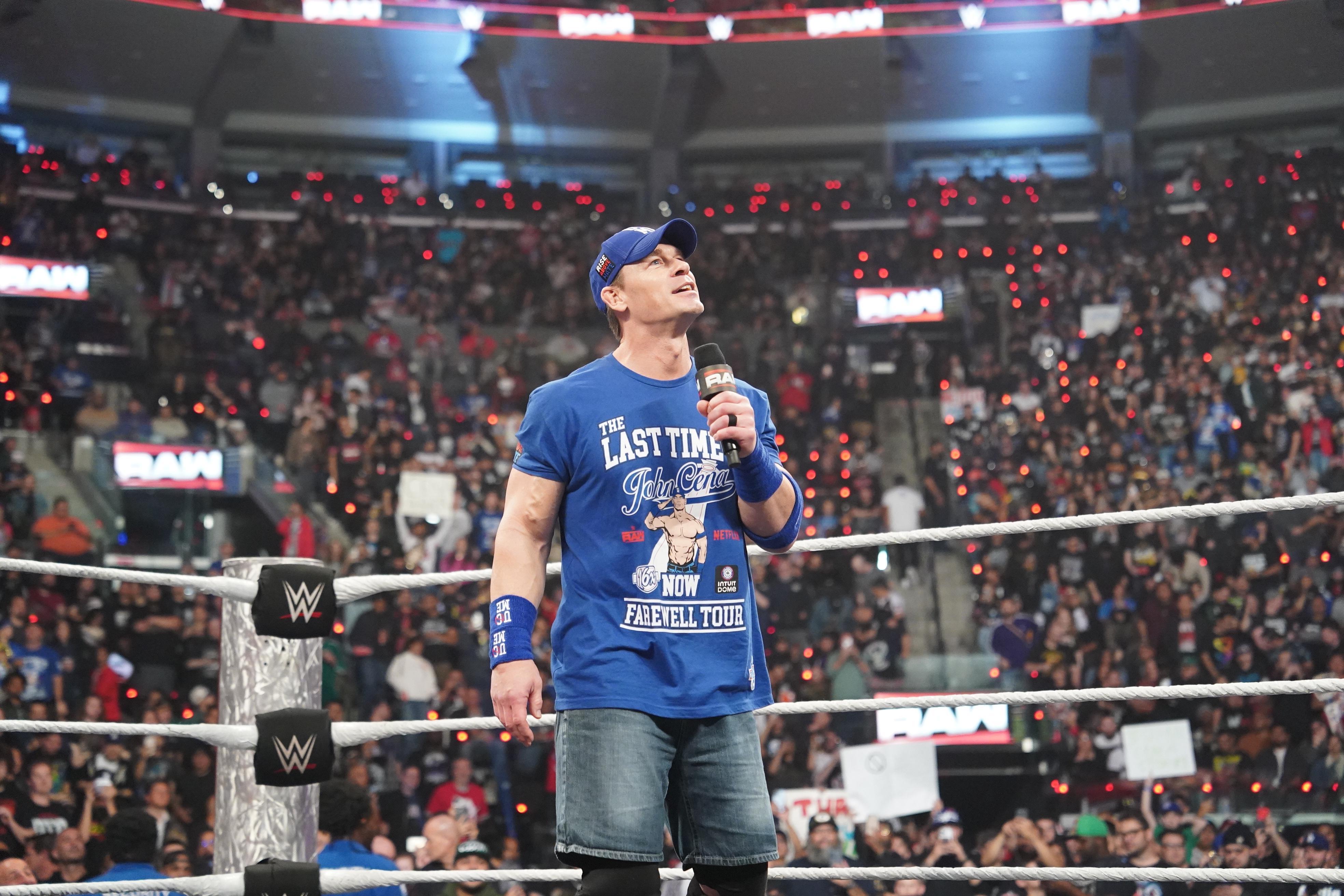 Cena no palco do WWE Elimination Chamber 2025