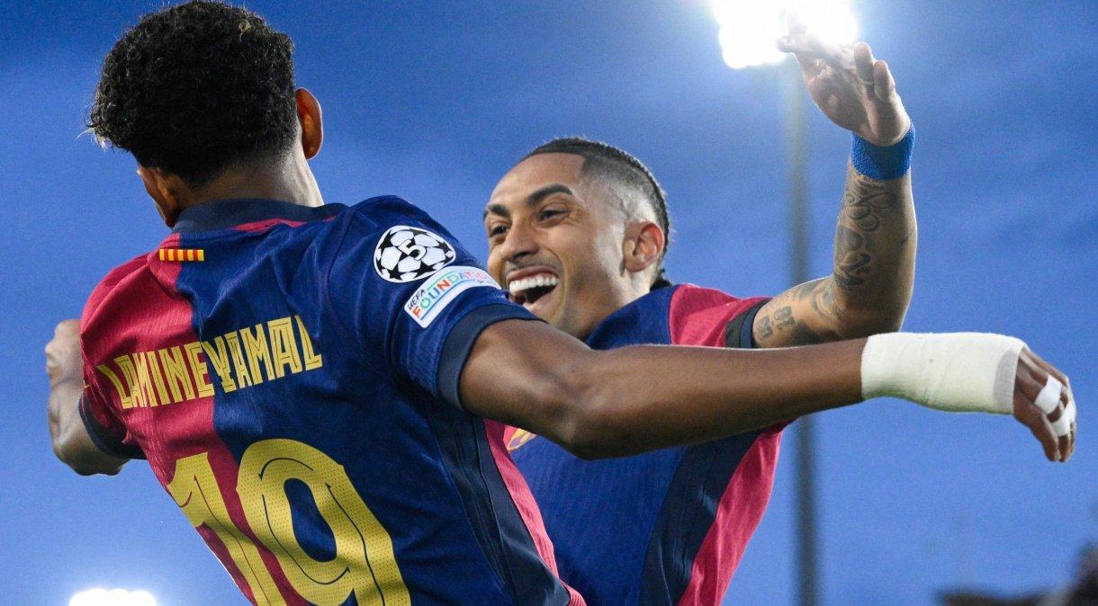 Yamal e Raphinha comemoram gol do Barcelona na Champions League