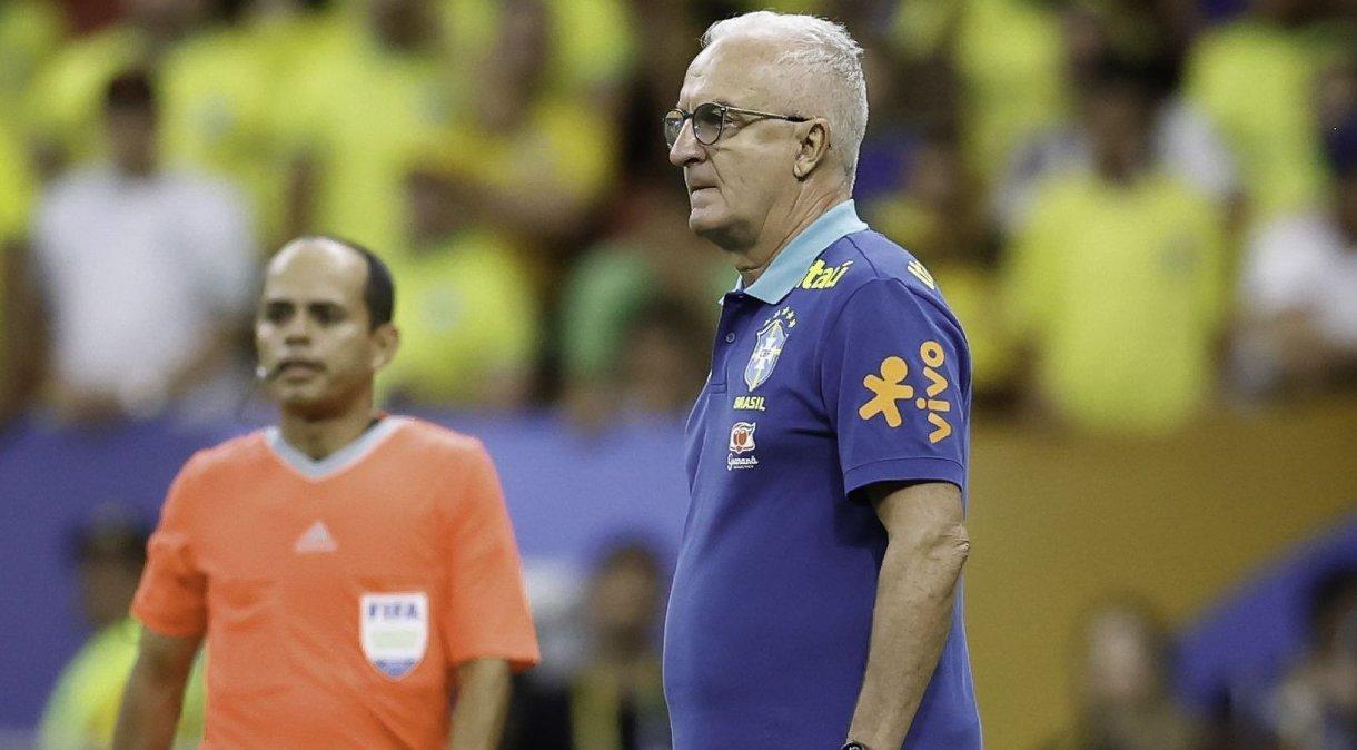 Dorival durante jogo da Seleção Brasileira