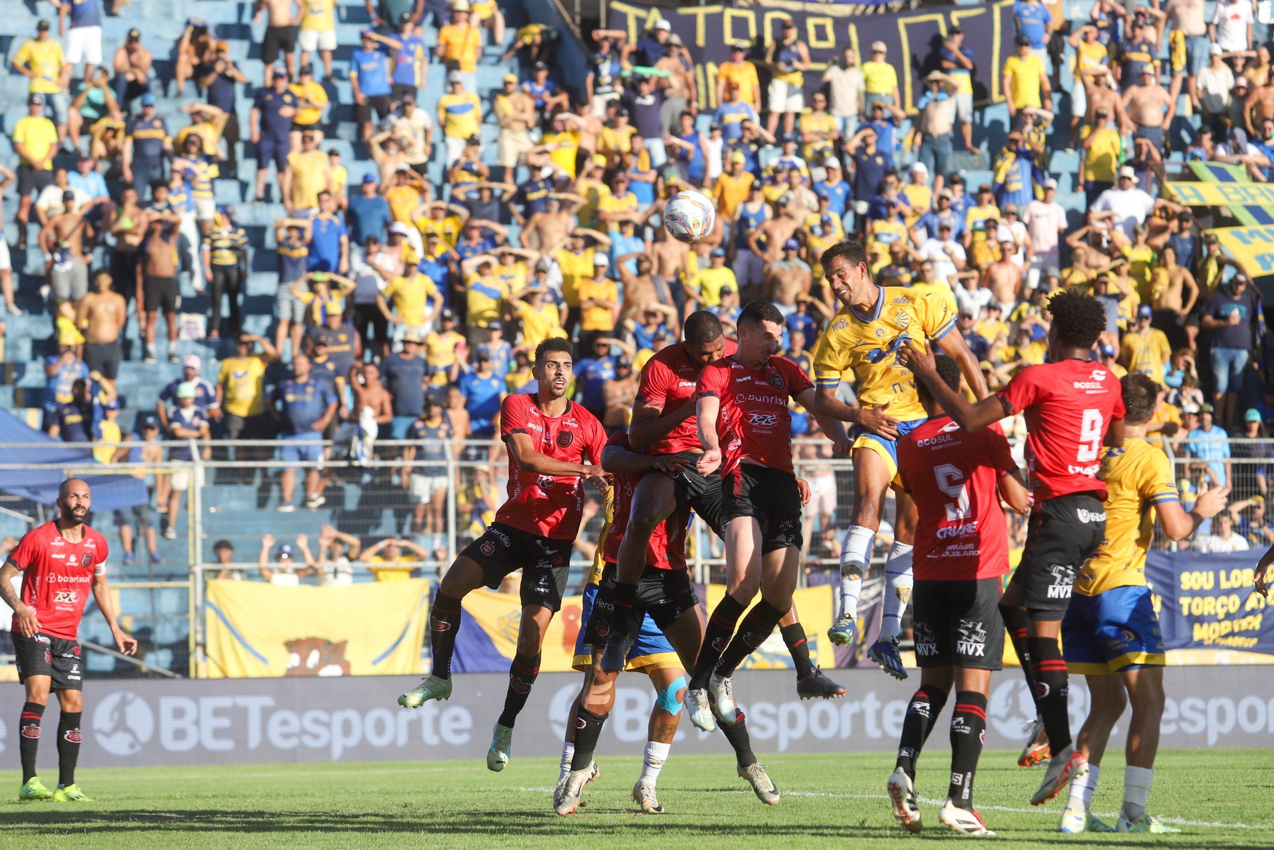Pelotas e Brasil duelam em clássicos contra o rebaixamento