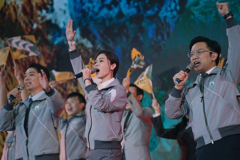 Manifestantes gritando em apoio à causa.