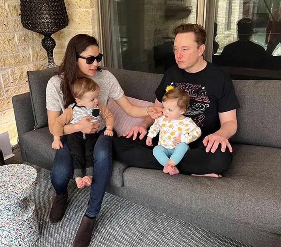 Elon Musk e Shivon Zilis com seus filhos