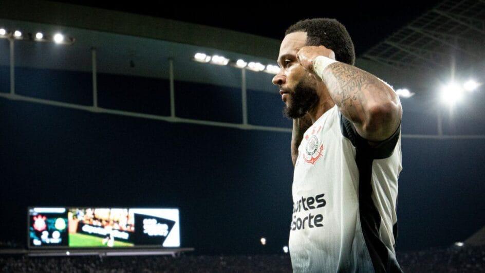 Depay no Corinthians com fundo da Neo Química Arena