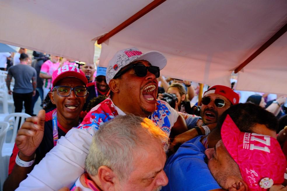 Comemoração entre integrantes da campeã Rosas de Ouro