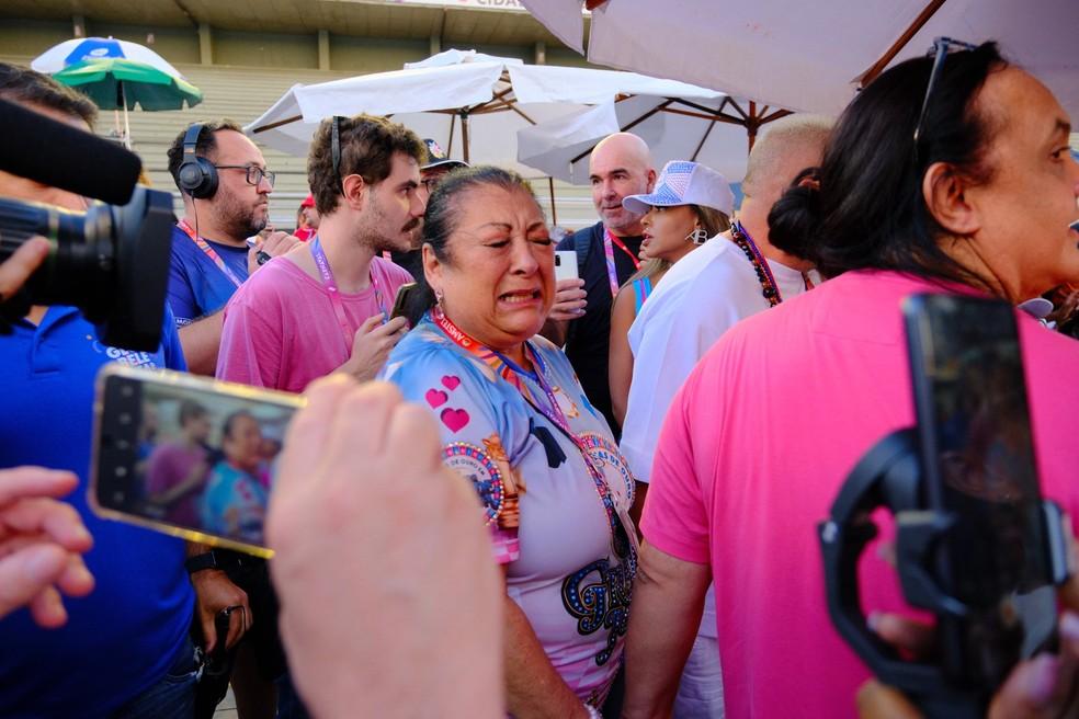 Presidente da Rosas de Ouro chora ao saber que é campeã