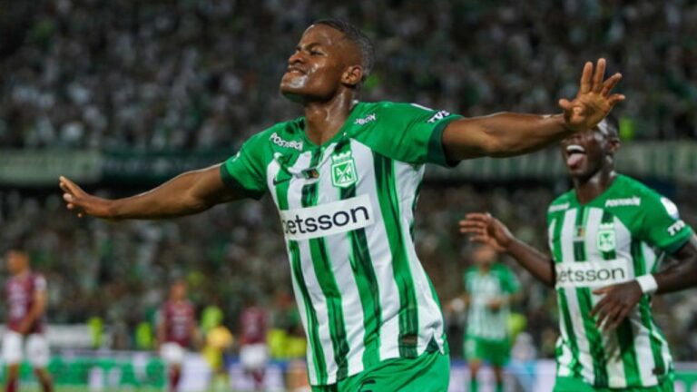 Andrés Felipe Román brilha com gol de voleio e lidera Atlético Nacional a triunfo emocionante