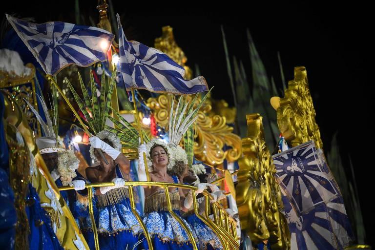 Carro alegórico de carnaval iluminado à noite