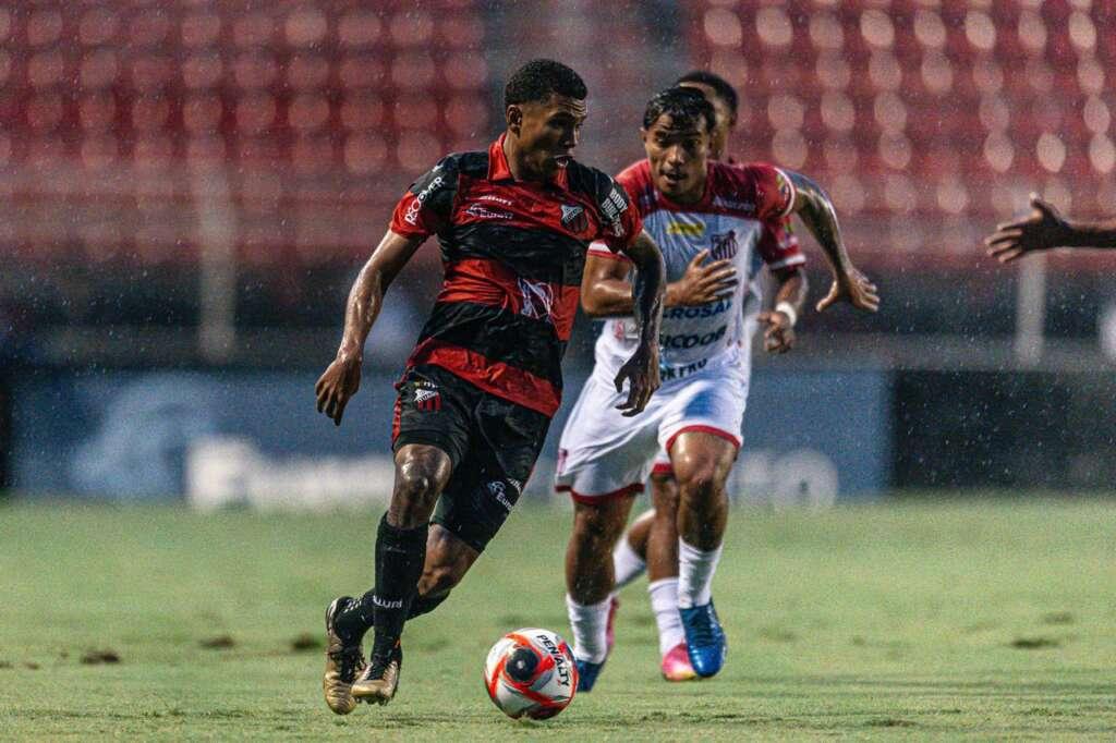 Jogadores do Ituano e Capivariano em ação durante a semifinal