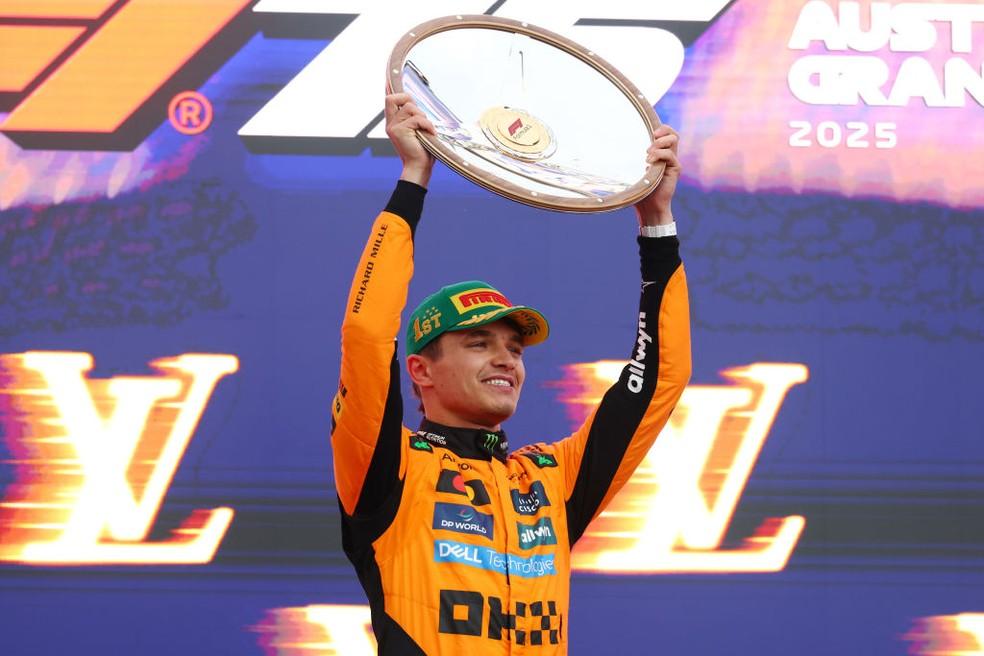 Lando Norris celebra vitória no GP da Austrália da F1 em 2025