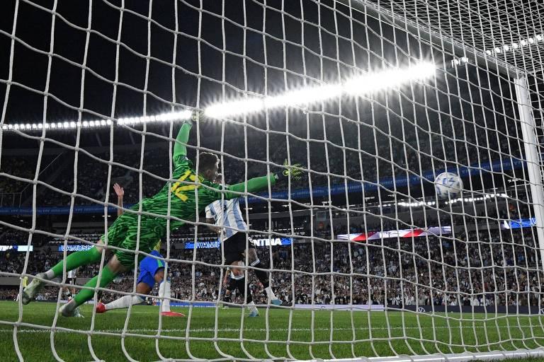 Momento de gol da Argentina contra o Brasil