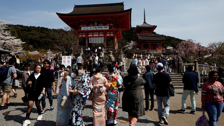 Multidão de turistas em Quioto, Japão.